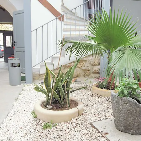 St. Lazaros Apartman *