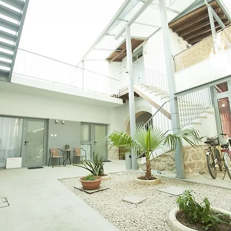 St. Lazaros Apartman *