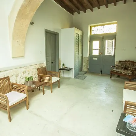 St. Lazaros Apartman *